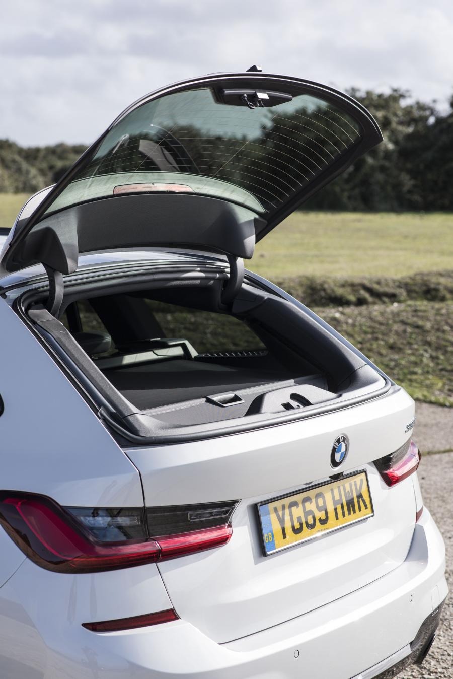 Багажник BMW 330i Touring M Sport (G21) 2019 года  (UK) (фото 23 из 32)